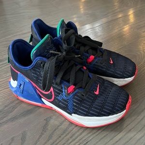 Nike boys basketball sneakers